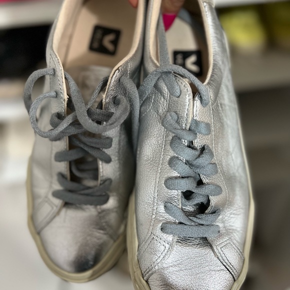 VEJA WOMEN'S CAMPO SILVER AND WHITE CHROMEFREE LEATHER SNEAKER 39 - Picture 6 of 12